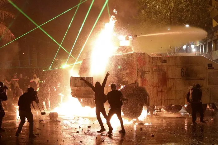 Протести погълнаха и обгориха Сантяго (СНИМКИ)