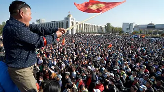 Правителтвото твърди, че още е на власт в Киргизстан. Не всички са съгласни
