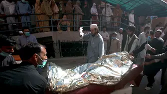 Осем убити и 136 ранени от бомба в духовно училище в Пакистан