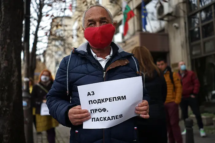 Протест срещу преустройството на отделението по трансплантация в COVID отделение (СНИМКИ) 