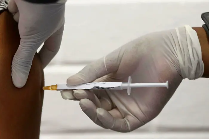 Pfizer и BioNTech искат спешно одобрение за ваксината си 
