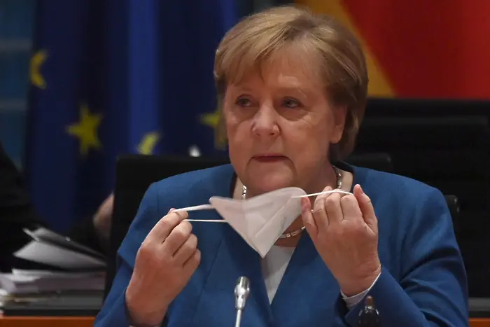 Меркел си сложи две различни ваксини