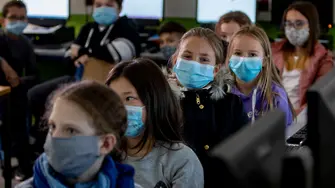 Проучване: от пандемията пазят основно маските