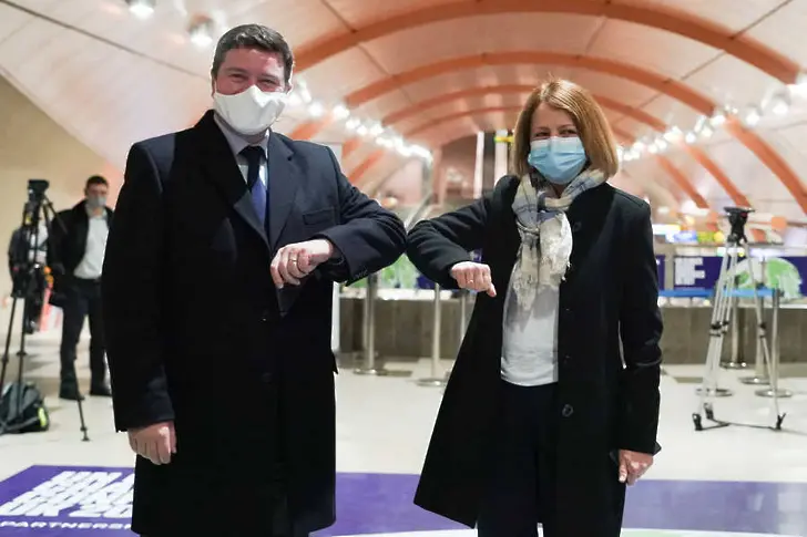 Фандъкова показа на британския посланик напредъка в борбата с мръсния въздух - метрото