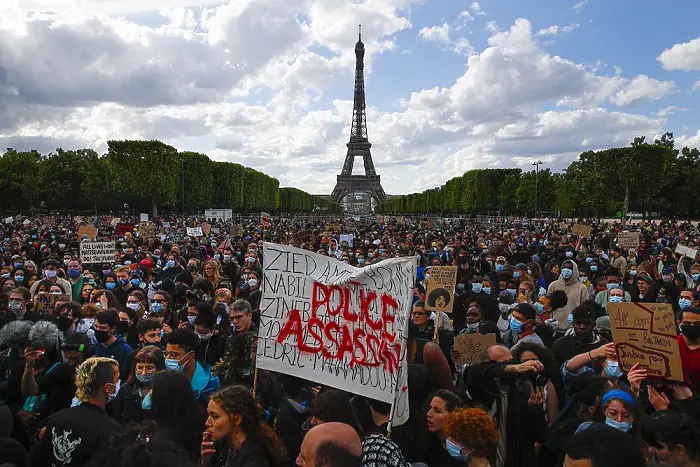 Франция може да забрани да се публикуват снимки на полицаи