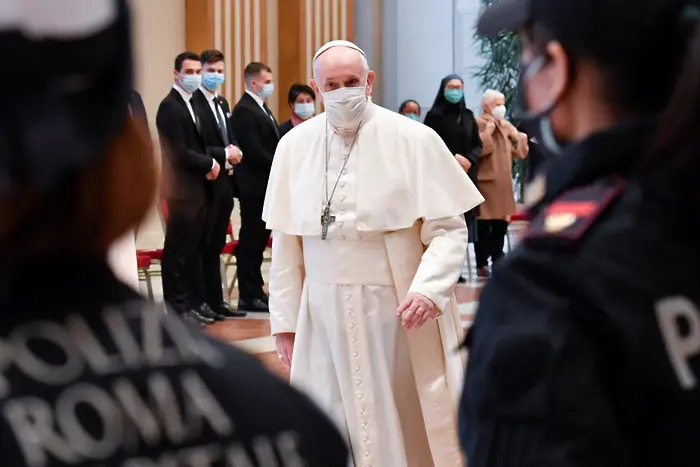 Папата с ишиас, няма да води новогодишните литургии