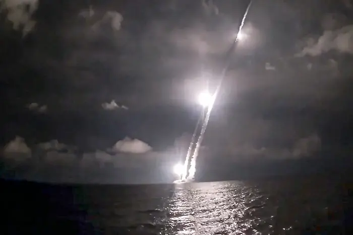 Тест: Руска подводница изстреля 4 междуконтинентални балистични ракети