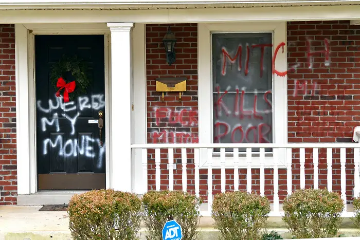 Свинска глава, червена боя и гневни графити по домовете на лидерите на US Конгреса