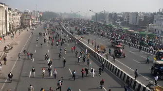 Гневни селяни нахлуха в Делхи в гигантски протест (СНИМКИ)
