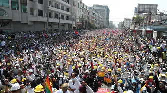 Мианма: Хунтата заплашва да убива, но десетки хиляди пак са на улицата