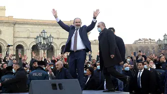 Военните се опитаха да свалят арменския премиер. Той уволни шефа им и свика митинг