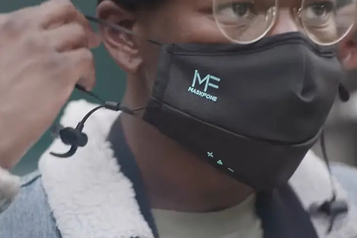 Изобретението на 2021-ва: маска със спийкър и слушалки