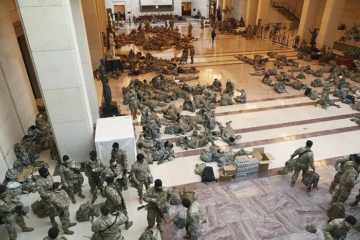 ФБР проверява всички 25 000 войници от Националната гвардия, позиционирани във Вашингтон