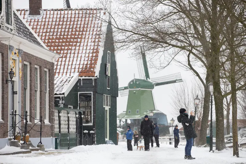 В Амстердам подкараха ски и се бият със снежни топки