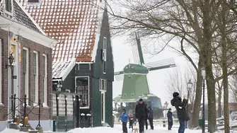 В Амстердам подкараха ски и се бият със снежни топки