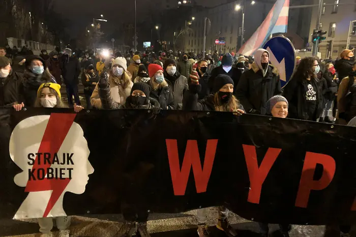 Хиляди поляци протестираха срещу ограничаването на абортите