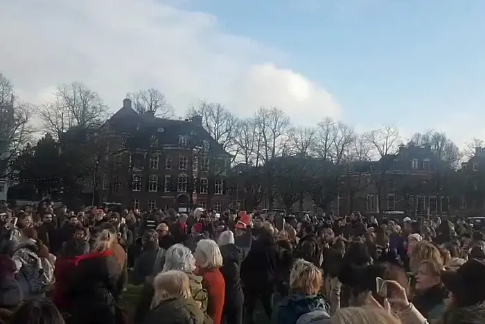 Полицията и протестиращи срещу локдауна в Нидерландия влязоха в сблъсъци