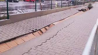 Тротоар над новото метро пропадна