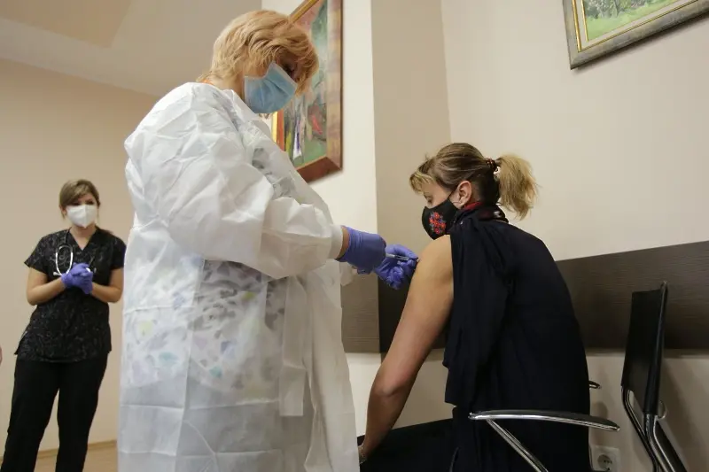 Д-р Маджаров: Спирането на ваксинирането е заради обществен натиск