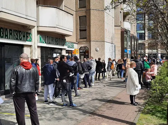 В Германия чакат с часове, за да гласуват