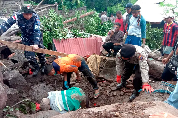 Над 150 жертви вземат наводнения в Индонезия и Източен Тимор (СНИМКИ)