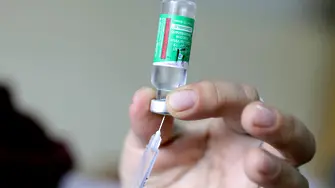 Европа замрази използването на ваксината на „АстраЗенека“