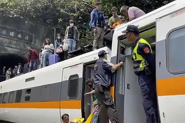 Поне 51 загинаха в дерайлирал влак в Тайван