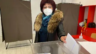 Караянчева гласува: Не е по-страшно, отколкото да отидеш да пазаруваш