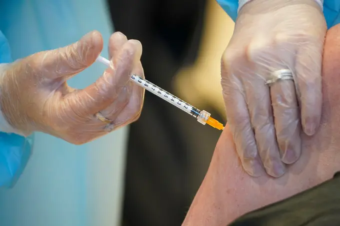 От безплатна бира до арести: как държавите налагат ваксинация