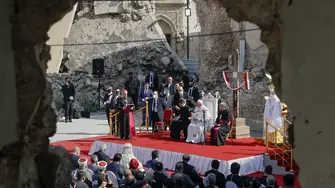 В опустошения от джихадистите Мосул папата се помоли за жертвите