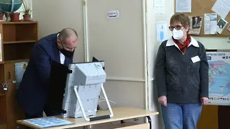 Радев гласува: Изборите трябваше да са още миналата година