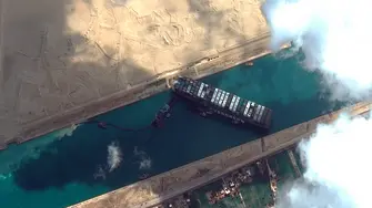 Продължават опитите за отпушване на Суецкия канал