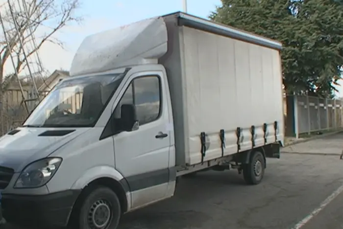 Полузадушени: извадиха десетки мигранти от камион в Бургас