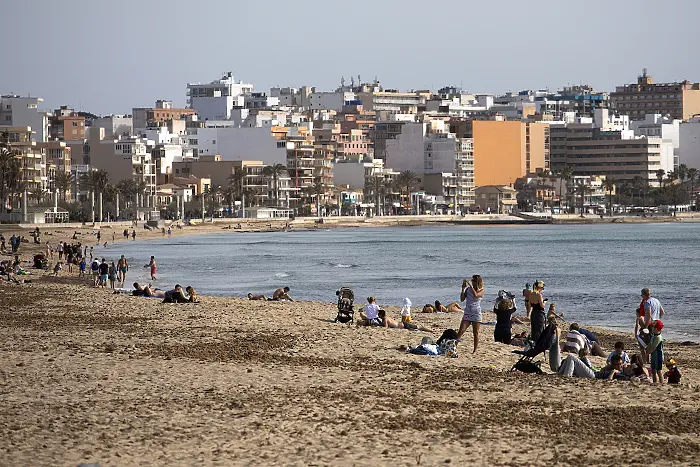 В Испания маските са задължителни дори на плажа и в парка