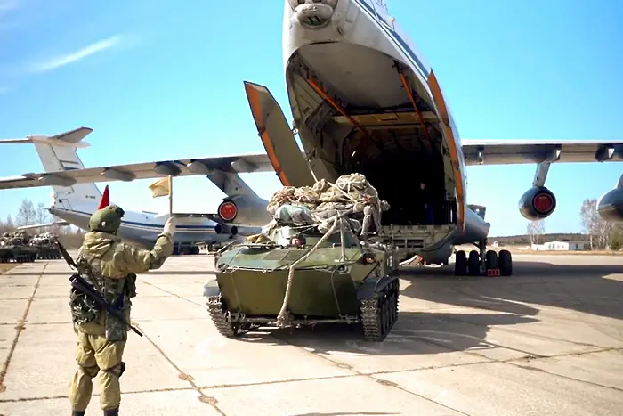 Русия прибира войските от украинската граница (СНИМКИ)