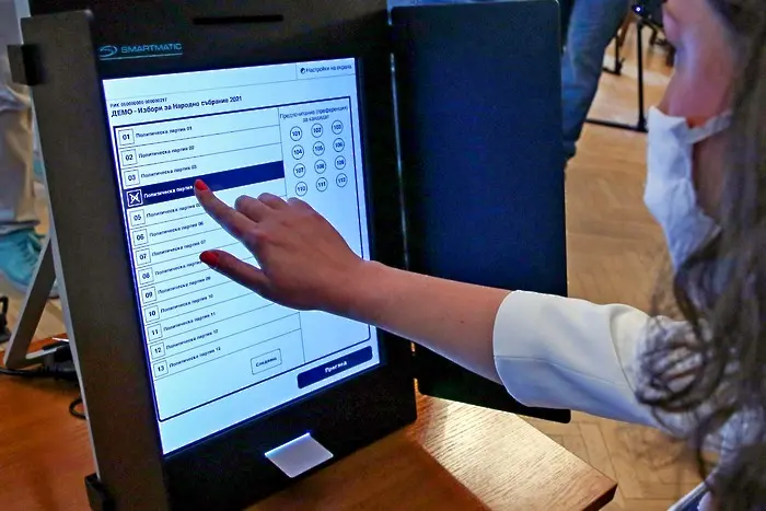 ЦИК: Мъжете над 60 с начално образование гласуват най-бавно с машина