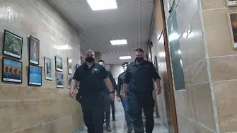 Полицаите от Трето районно в Пловдив остават в ареста