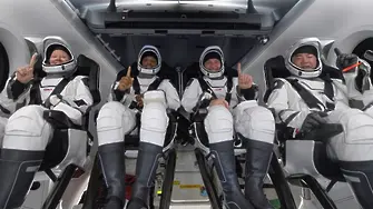 Капсулата на SpaceX върна 4-има астронавти на Земята