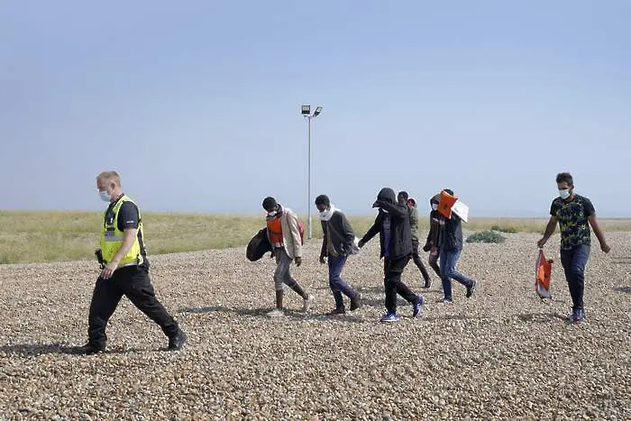 Нелегални мигранти нахлуват във Великобритания