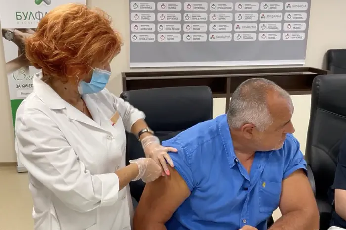 Борисов най-сетне се ваксинира. С 