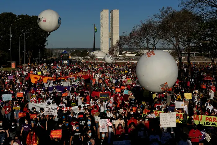 Бразилците искат импийчмънт на Болсонаро
