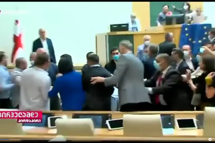 Бой в парламента на Грузия (ВИДЕО)