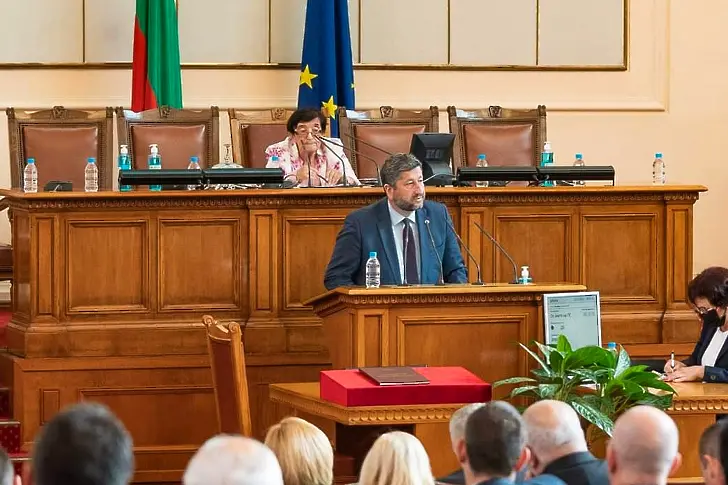 Защо Христо Иванов се въздържа при избора за председател на парламента?