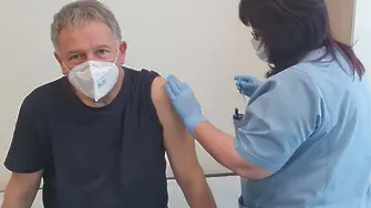 Здравният министър се ваксинира