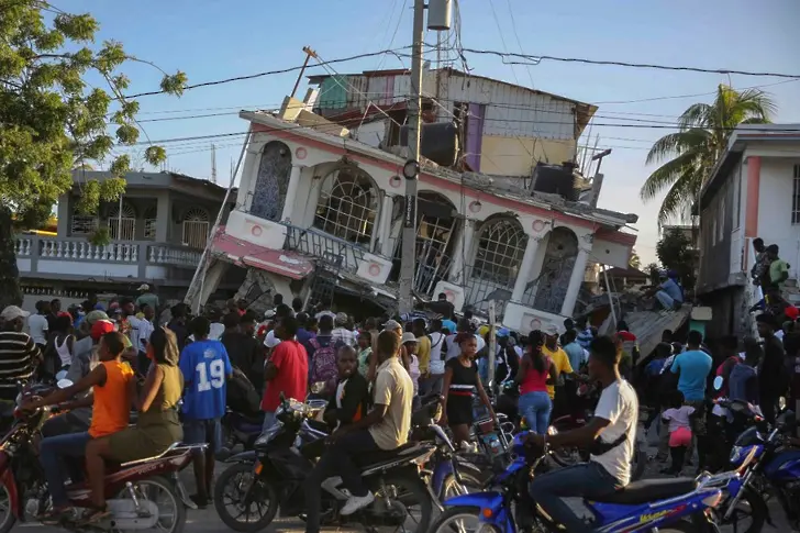 Жертвите в Хаити - над 700 души (СНИМКИ)