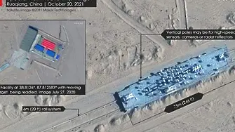 Макет на US самолетоносач върви по релси в китайска пустиня