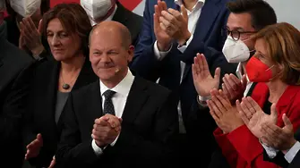 ДПА: Социалдемократите победиха консервативния блок на Меркел в Германия