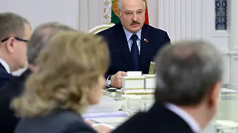 Лукашенко сменя тона: Да не стигаме до бой със съседите