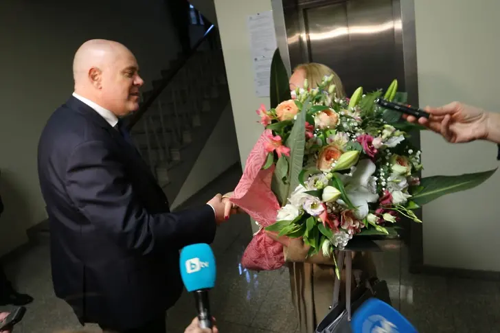 Главният прокурор Гешев - с цветя, Надежда Йорданова - с искане за оставката му