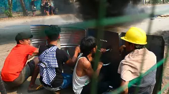 Най-малко петима загинали и десетки ранени при протести в Мианма